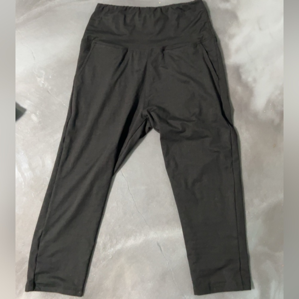 High waisted Capri leggings with pockets size medium